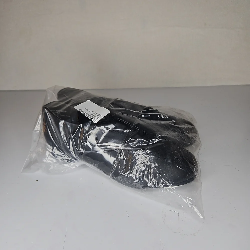 Lace-up tap shoe with a sleekSoft PU leather upper Plastic sole with rubber
